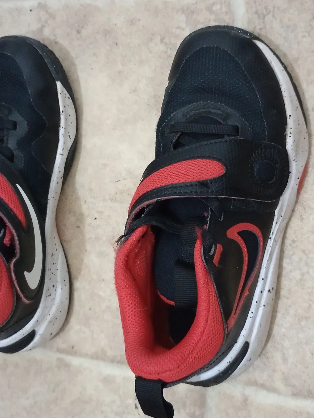 black and red Nike Team Hustle D 11 sneakers In a wide hook-and-loop strap 12C - Picture 2 of 6